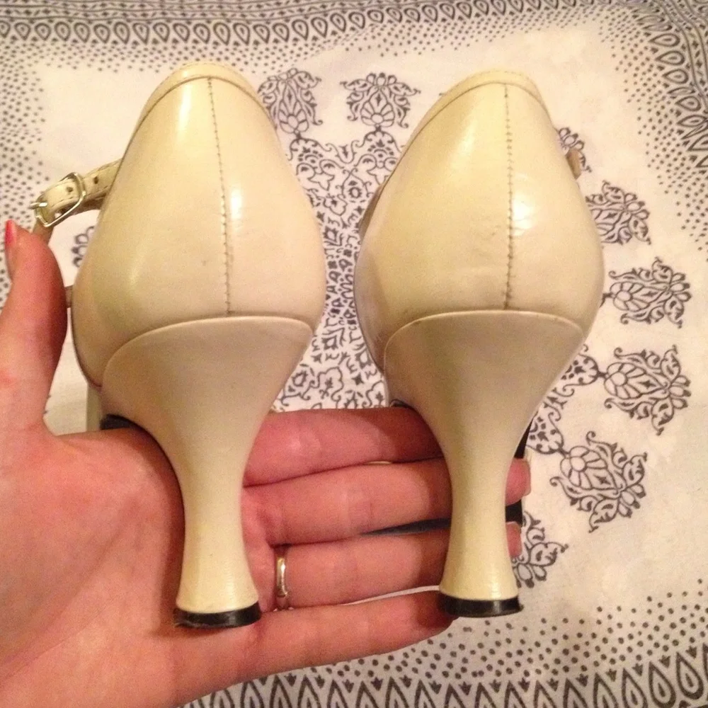 Jones New York Cream Heels - Picture 2 of 4